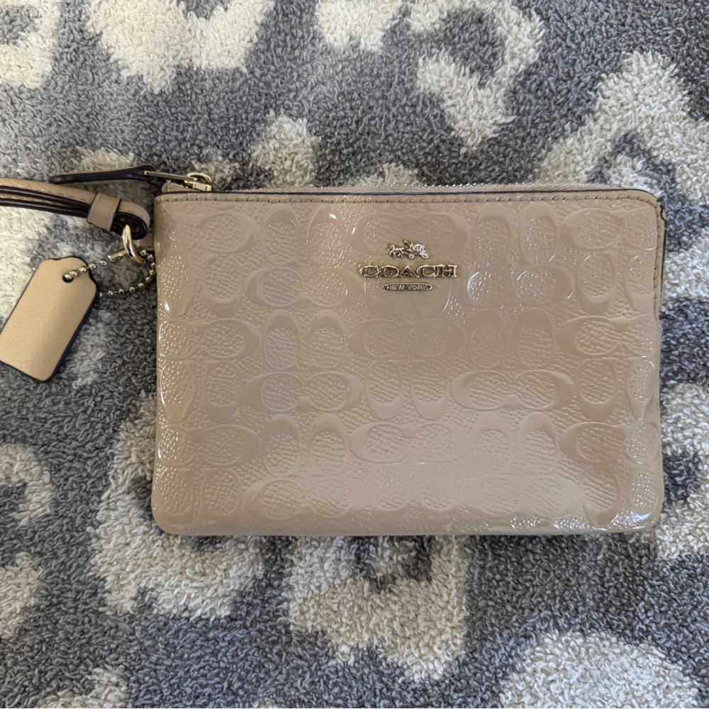 Beige coach wristlet. In really good condition, like new.